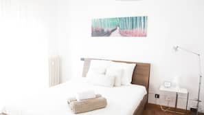 1 chambre, fer et planche à repasser, lits bébé (gratuits)