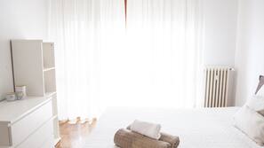 1 chambre, fer et planche à repasser, lits bébé (gratuits)