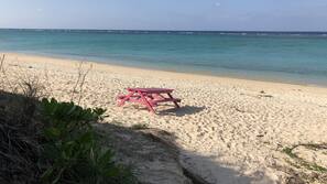 In Strandnähe, weißer Sandstrand