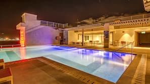 Una piscina al aire libre