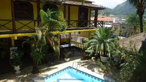 Piscina externa, guarda-sóis, espreguiçadeiras