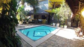 Piscina externa, guarda-sóis, espreguiçadeiras