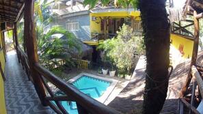 Piscina externa, guarda-sóis, espreguiçadeiras