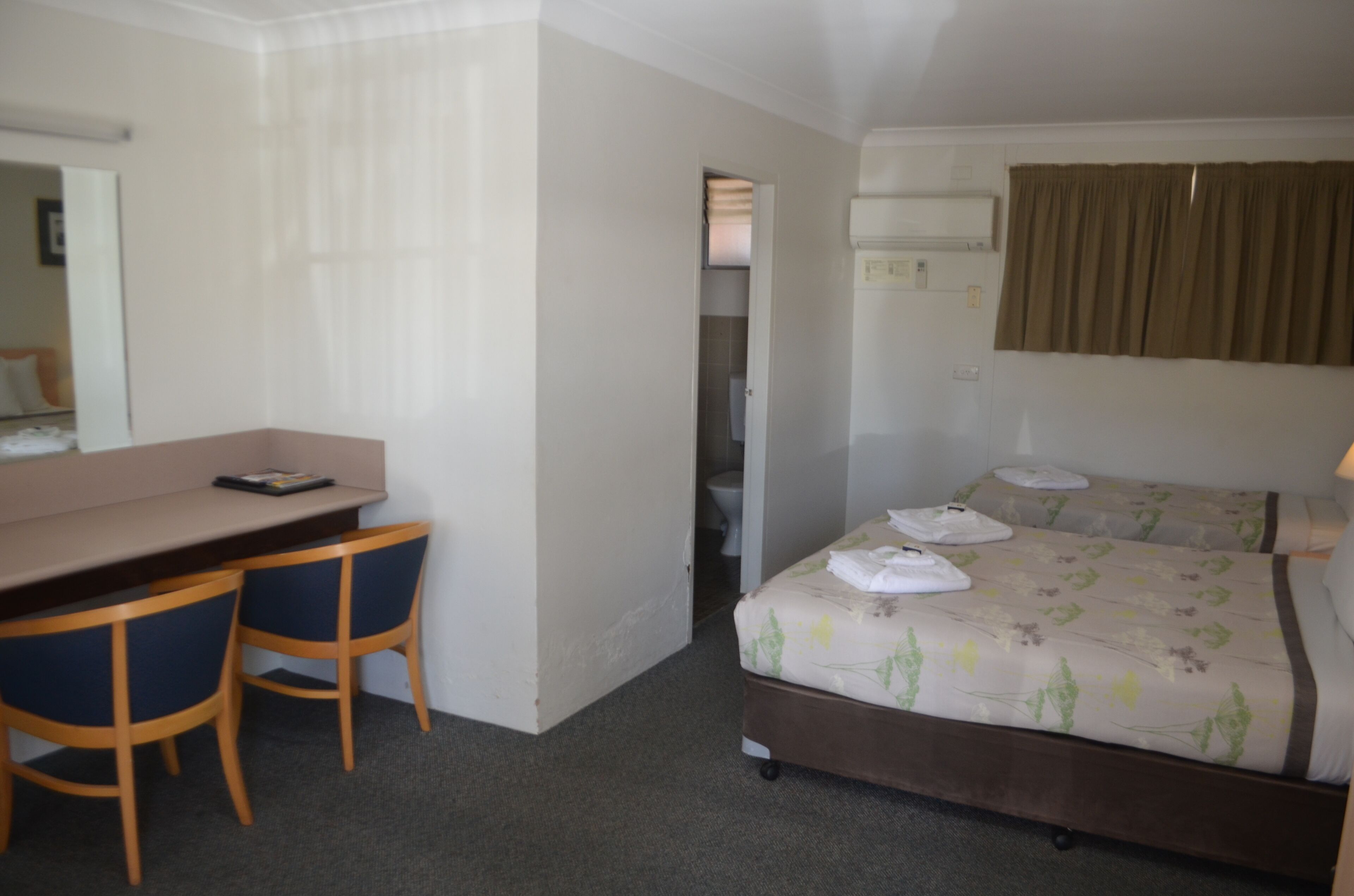 Ten Dollar Town Motel