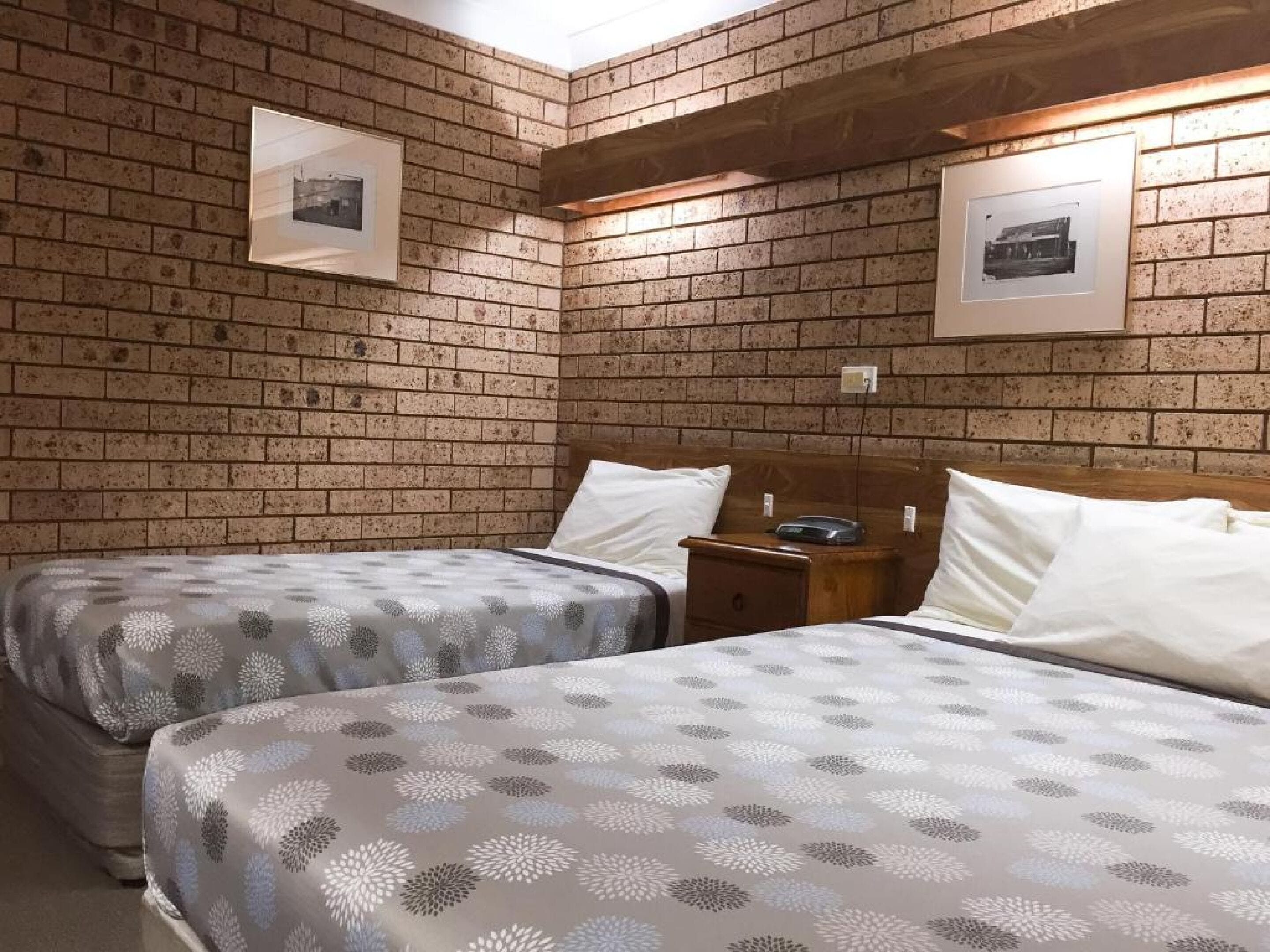 Ten Dollar Town Motel