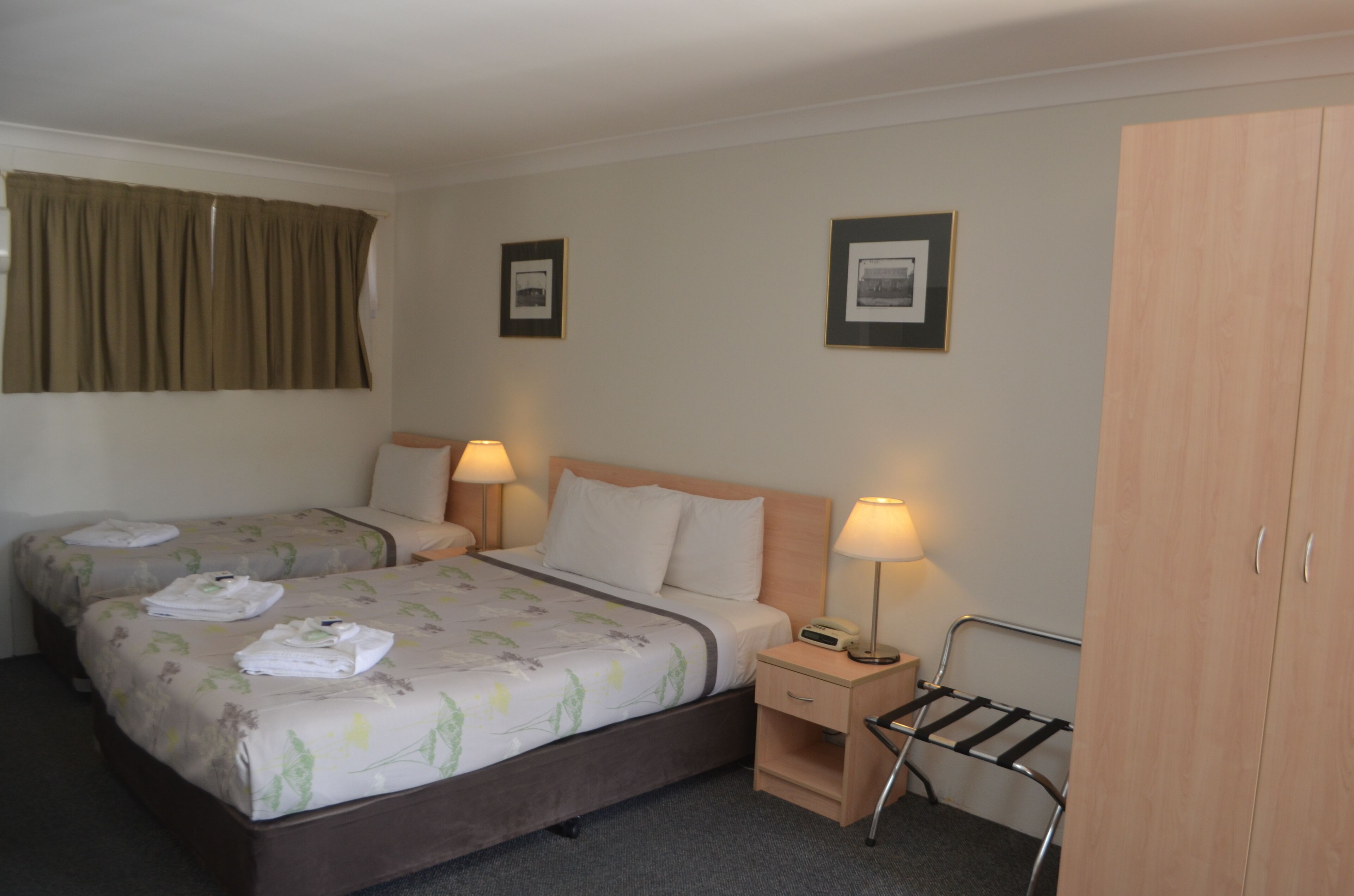 Ten Dollar Town Motel