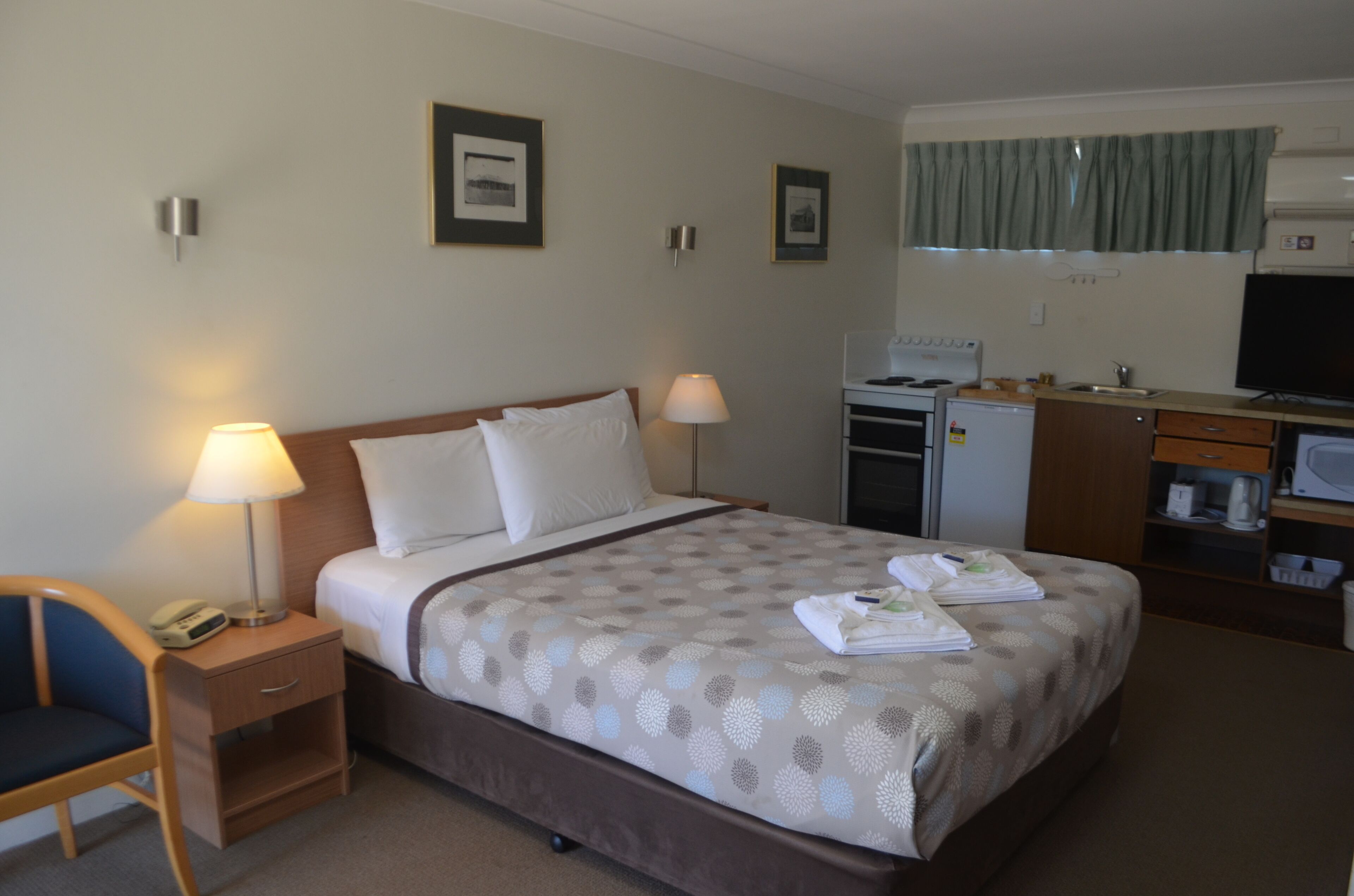 Ten Dollar Town Motel