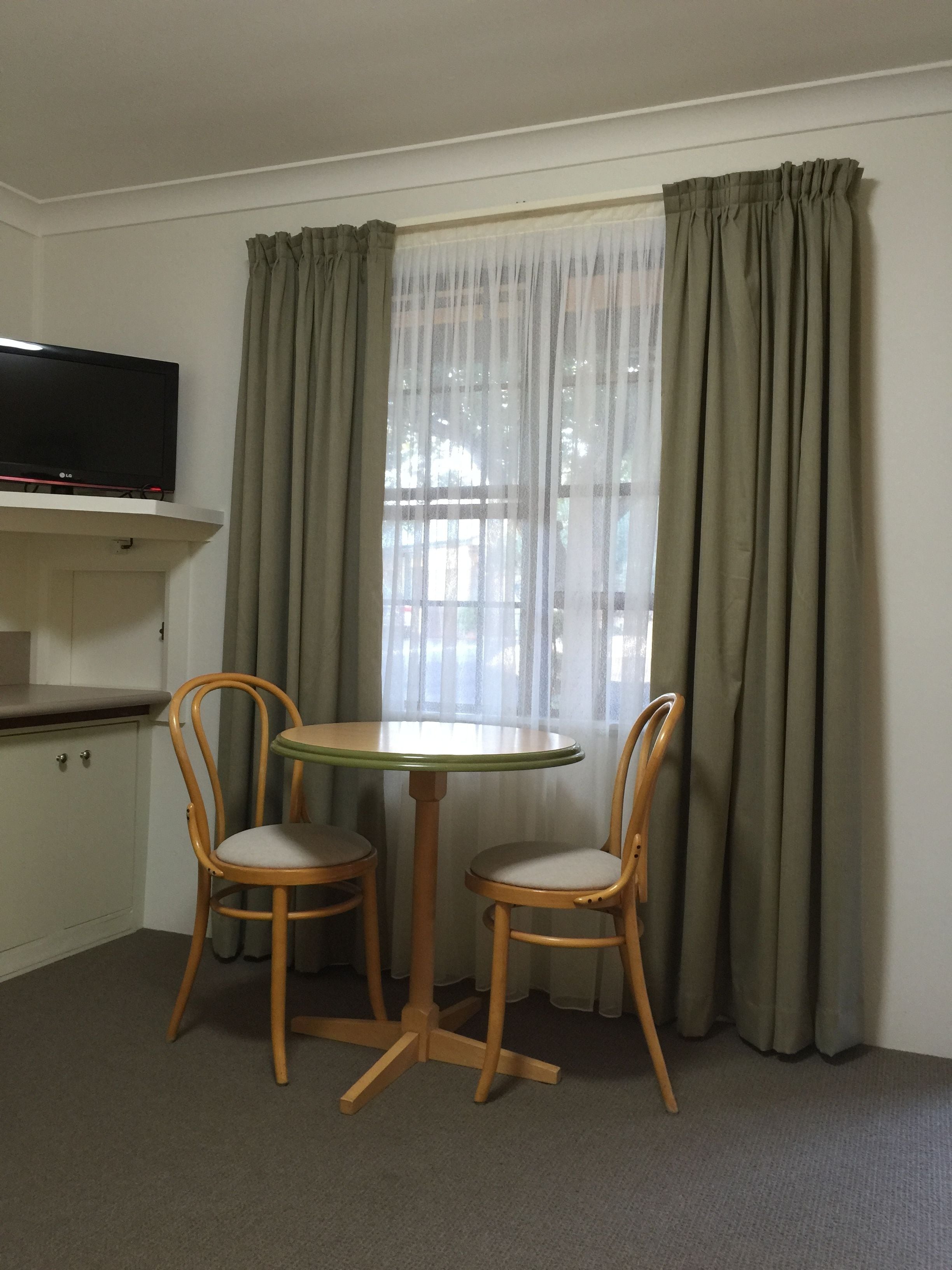 Ten Dollar Town Motel