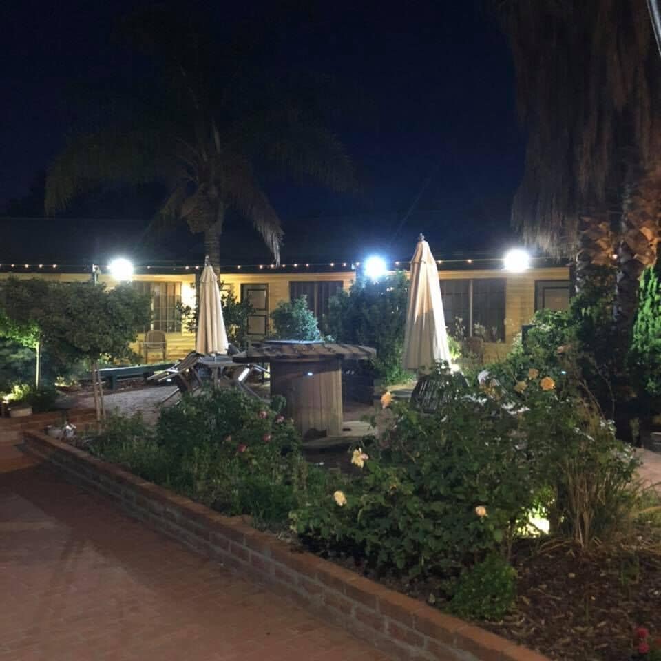 Ten Dollar Town Motel