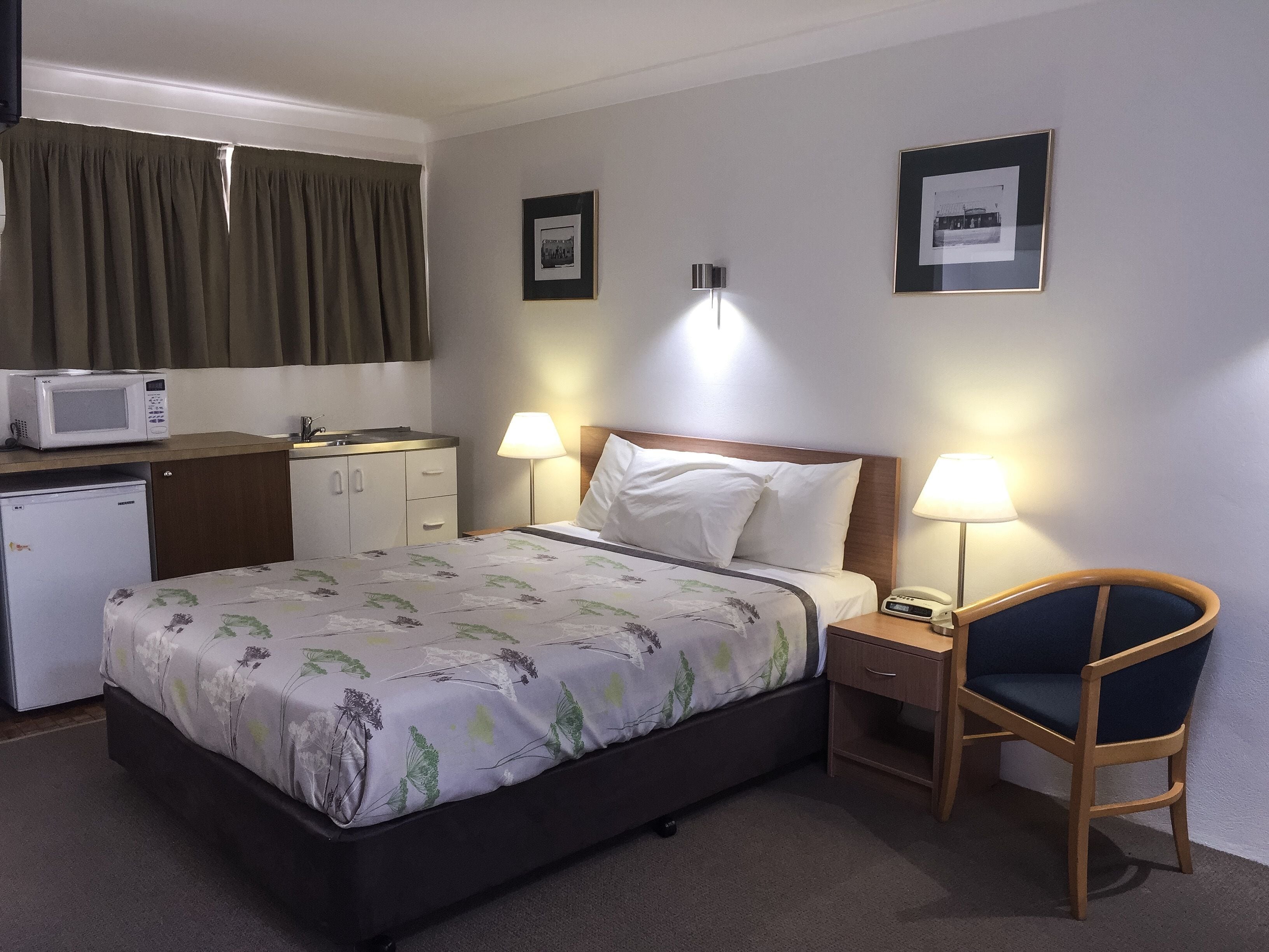 Ten Dollar Town Motel