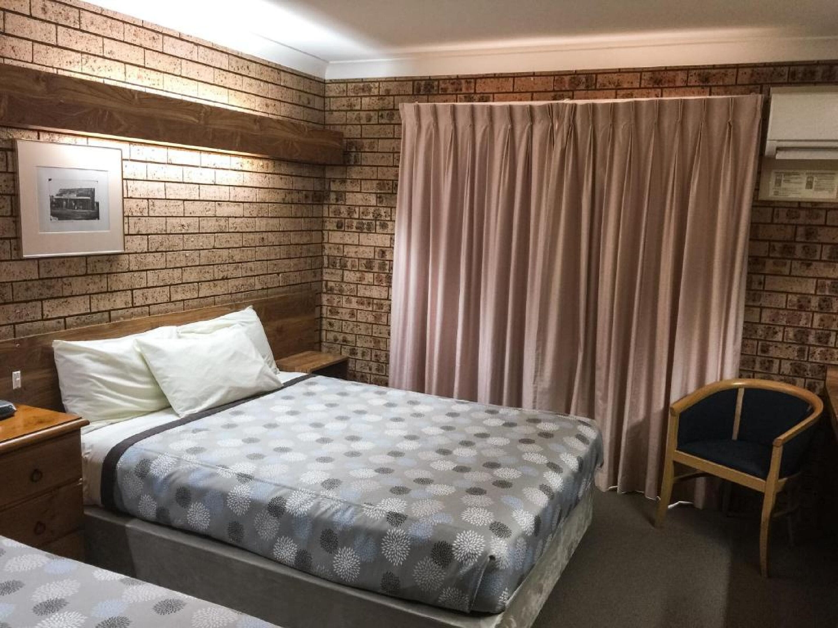 Ten Dollar Town Motel