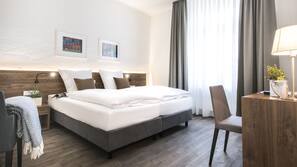 Hochwertige Bettwaren, Zimmersafe, Schreibtisch, Bügeleisen/Bügelbrett