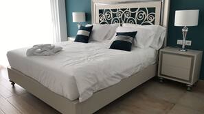 Ropa de cama de alta calidad, edredones de plumas, minibar y caja fuerte