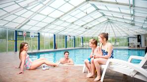 Piscine couverte, piscine extérieure (ouverte en saison)