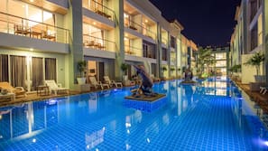 2 outdoor pools
