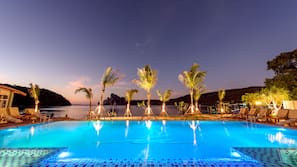 2 outdoor pools