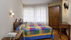 Escritorio, cortinas opacas, wifi gratis