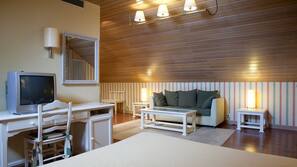 Minibaari, tallelokero huoneessa, työpöytä, ilmaiset vauvansängyt