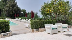 Piscina stagionale all'aperto, ombrelloni da piscina, lettini