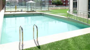 Una piscina al aire libre de temporada