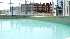 Una piscina al aire libre de temporada