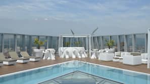 Una piscina cubierta, una piscina al aire libre