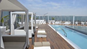 Una piscina cubierta, una piscina al aire libre