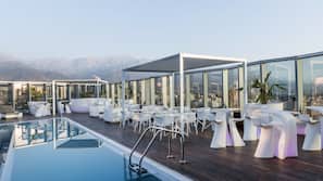 Una piscina cubierta, una piscina al aire libre