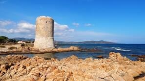 Una spiaggia nelle vicinanze