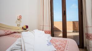 Ropa de cama de alta calidad, caja fuerte, escritorio y cortinas opacas