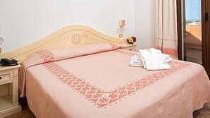 Ropa de cama de alta calidad, caja fuerte, escritorio y cortinas opacas