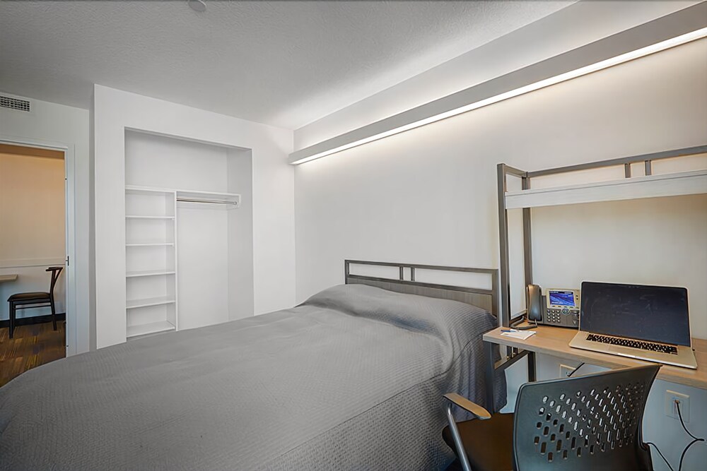 Residence Conference Centre Toronto Downtown 2018 Room Prices Outdoor Dining Featured Image Suite 2 Bedrooms Non Smoking Guestroom