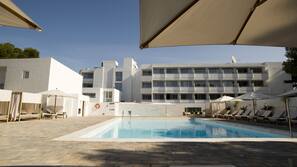 2 piscinas al aire libre, sombrillas, tumbonas