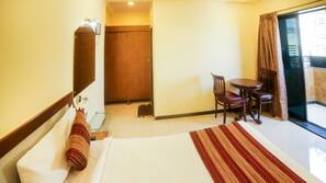 In-room safe, desk, free WiFi