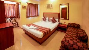 In-room safe, desk, free WiFi