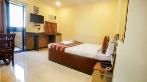 In-room safe, desk, free WiFi