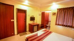 In-room safe, desk, free WiFi