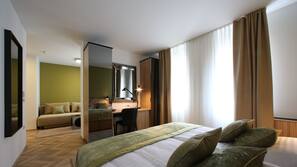 Minibar, coffre-forts dans les chambres, bureau, rideaux occultants