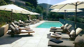Piscina stagionale all'aperto, ombrelloni da piscina, lettini