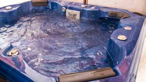 Outdoor spa bath