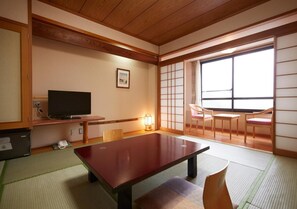 In-room safe, free WiFi, bed sheets