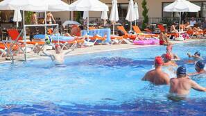 Piscine couverte, piscine extérieure, parasols de plage, chaises longues