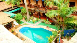 Piscina externa, espreguiçadeiras
