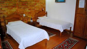 Frigobar, cofres nos quartos, escrivaninha, cortinas blackout