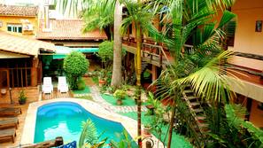 Piscina externa, espreguiçadeiras