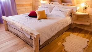 3 bedrooms, down comforters, desk, free WiFi