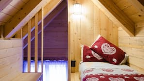 3 bedrooms, down comforters, desk, free WiFi