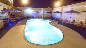 Piscine extérieure, piscine naturelle, parasols de plage