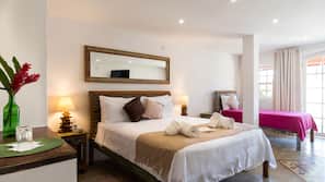 Roupas de cama premium, frigobar, cofres nos quartos