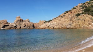 Plage à proximité, chaises longues, parasols